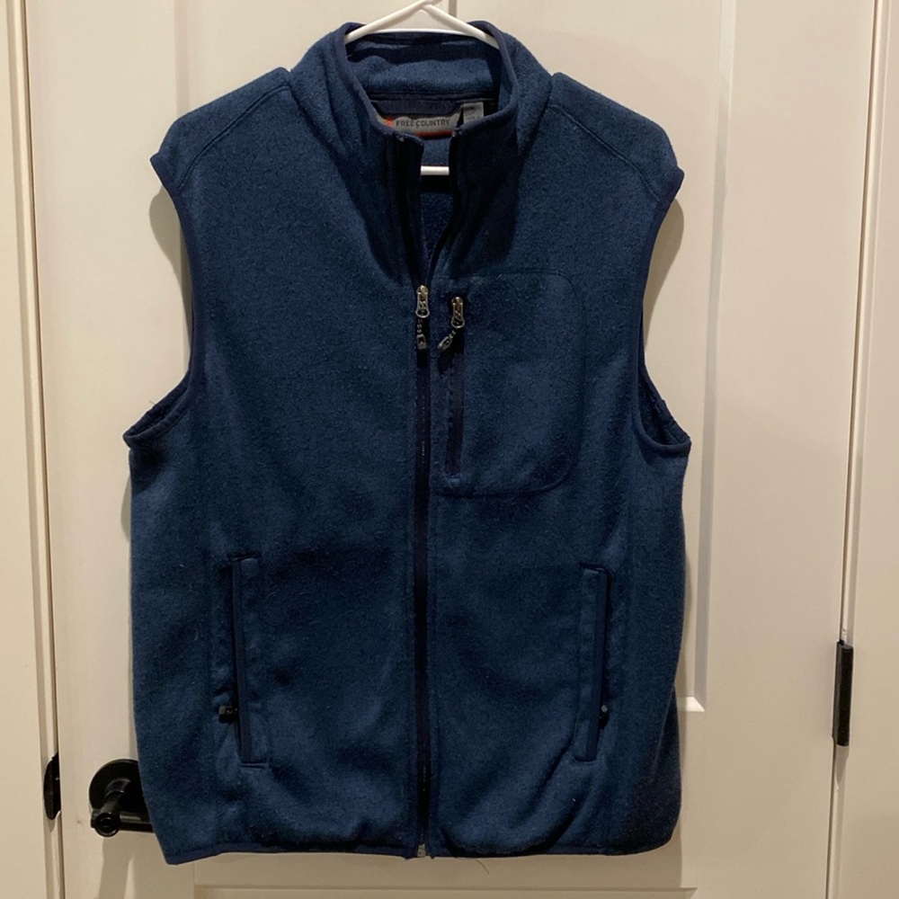Free Country Men’s Fleece Vest. Navy. Size Small. Three Pockets on Front